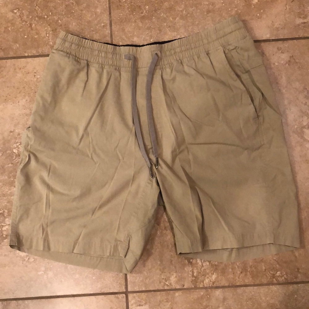 Men’s lulu lemon dry fit khaki golf shorts
